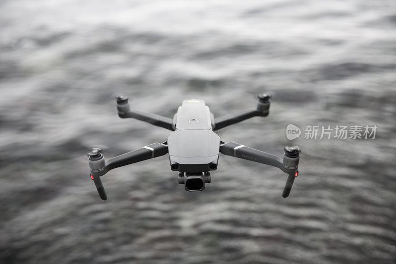 从上空俯瞰一架大疆Mavic Pro 2无人机在水面上空飞行